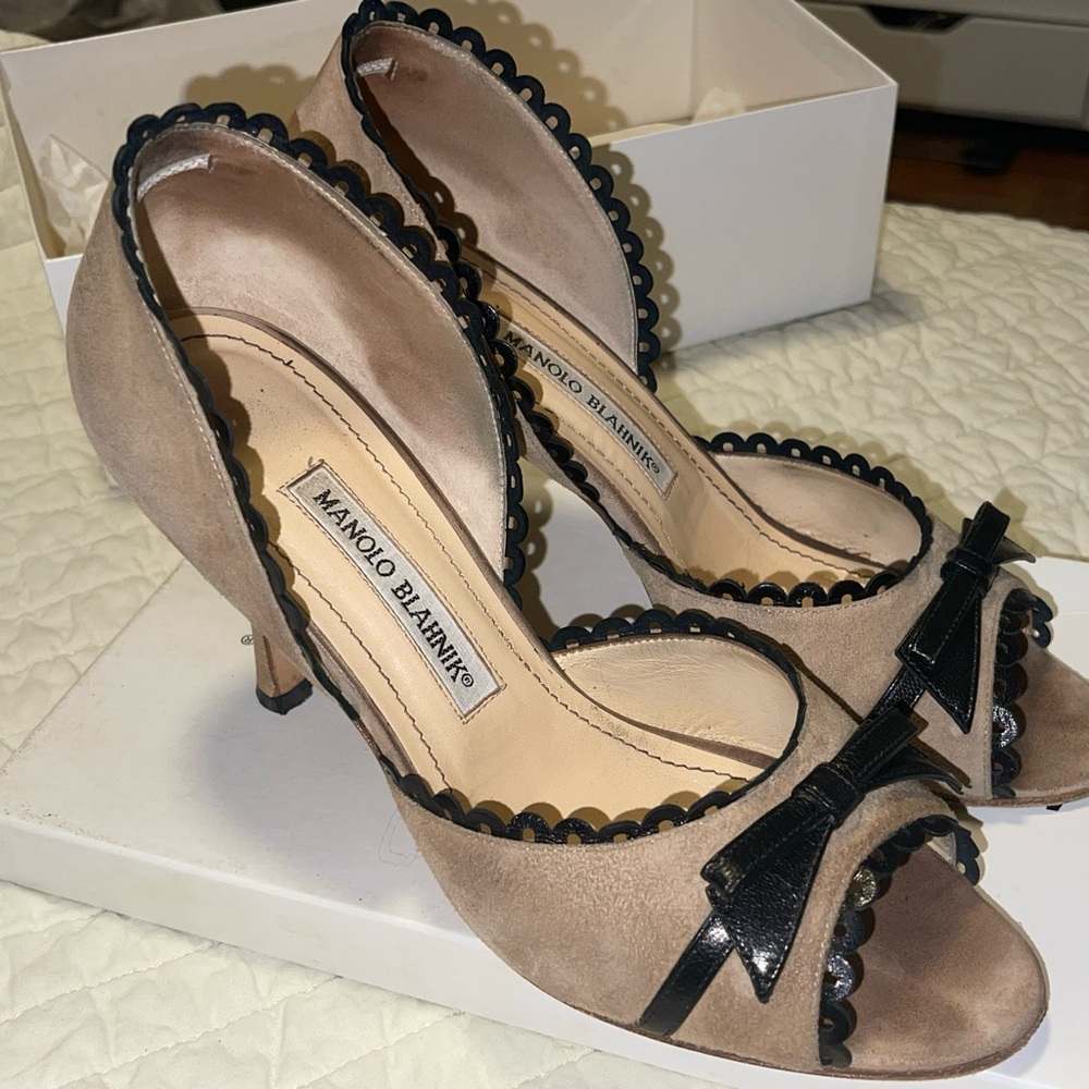 Manolo Blahnik Beige and Black Scalloped Heels